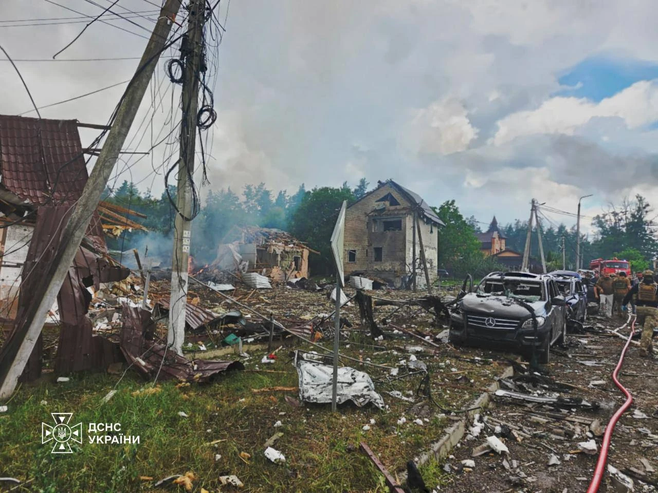 Пошкоджені приватні будинки та автомобілі в Бучанському районі Київської області після удару рф