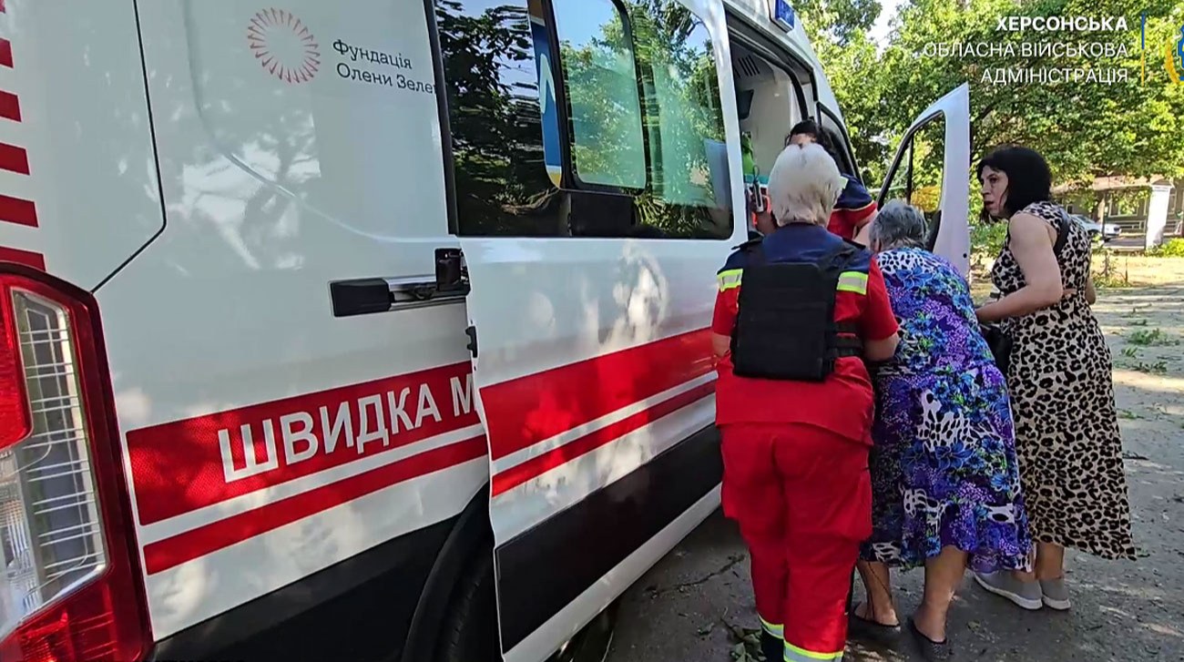 Рятувальники ліквідовують наслідки ракетного удару на Одещині 14 липня