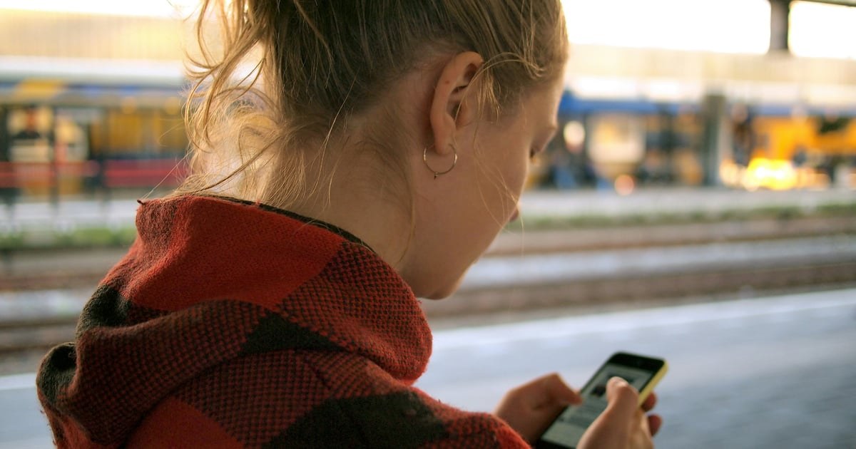 Підліток зі смартфоном у темній кімнаті — ілюстрація цифрового простору