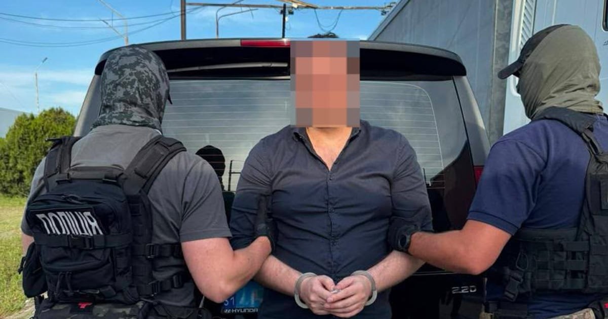 Екстрадований колишній народний депутат після передачі українським правоохоронцям (за фото, опублікованим генеральним