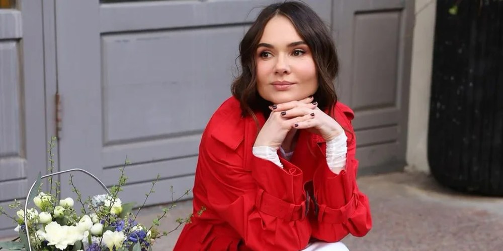 Розбите панорамне вікно та підлога з уламками скла у квартирі Олени Лавренюк після удару 16 липня