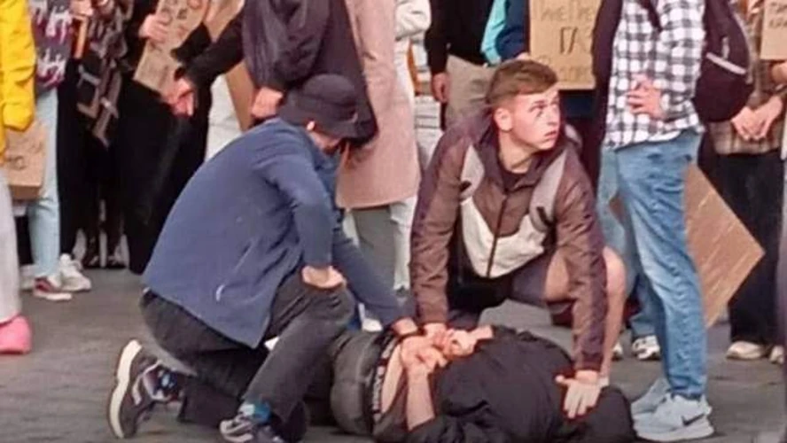 Затримання чоловіка з ножем під час мітингу у Львові 27 липня