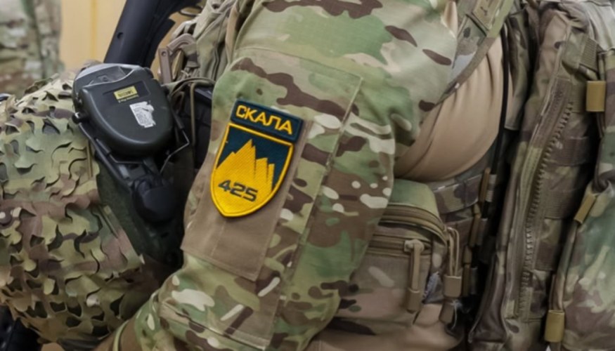 Український прапор, піднятий бійцями «Скелі» у Костянтинівці