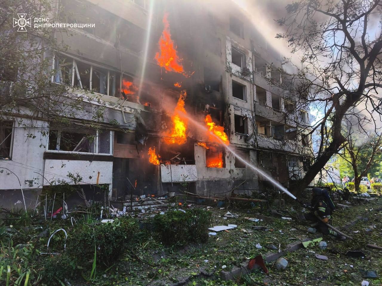 Багатоповерхівка у Павлограді після удару КАБами 20 липня 2026 року (фото Дніпропетровської ОВА / ДСНС)