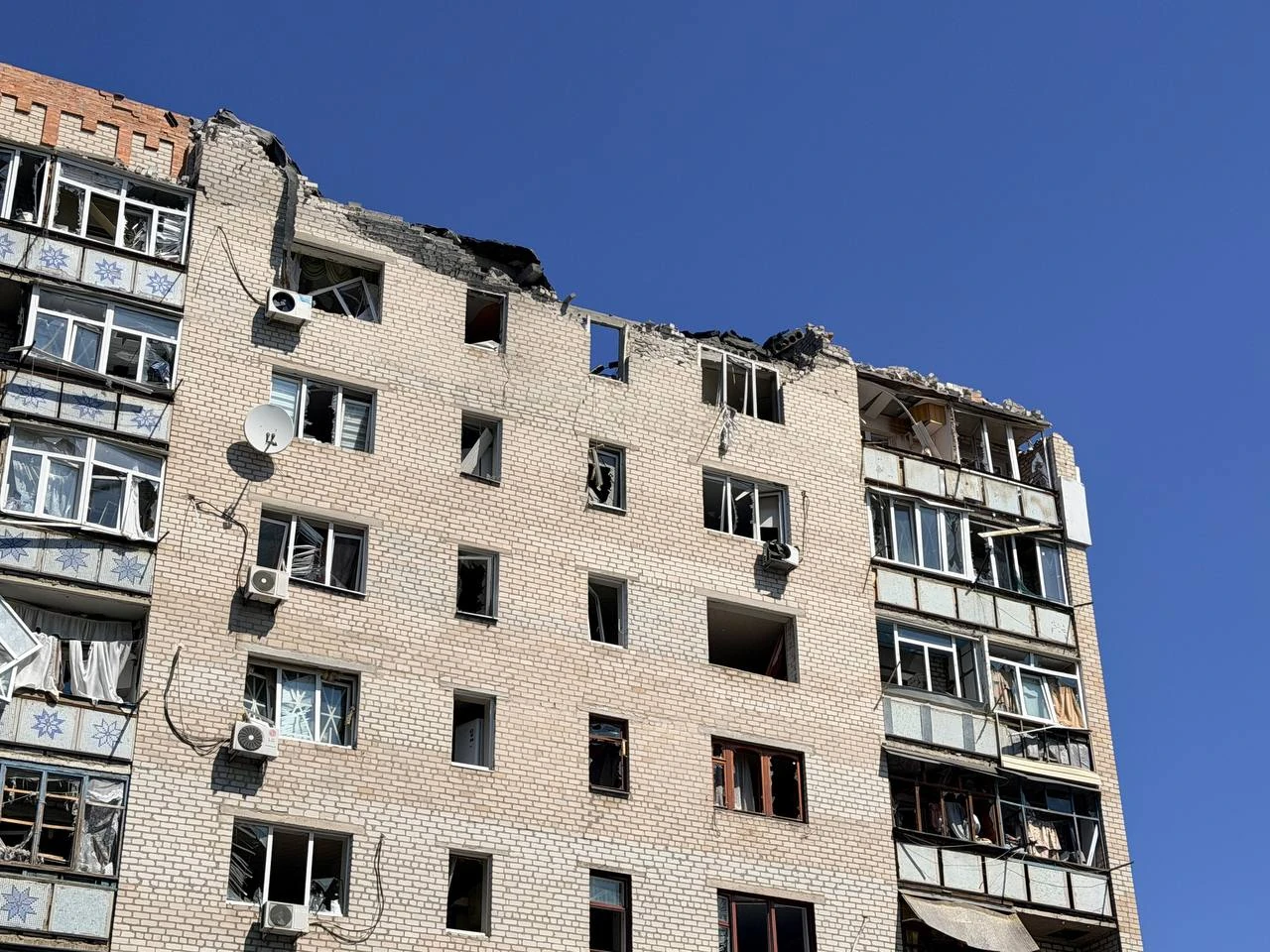 Пошкоджені багатоповерхівки в Краматорську після серії ударів 25 серпня