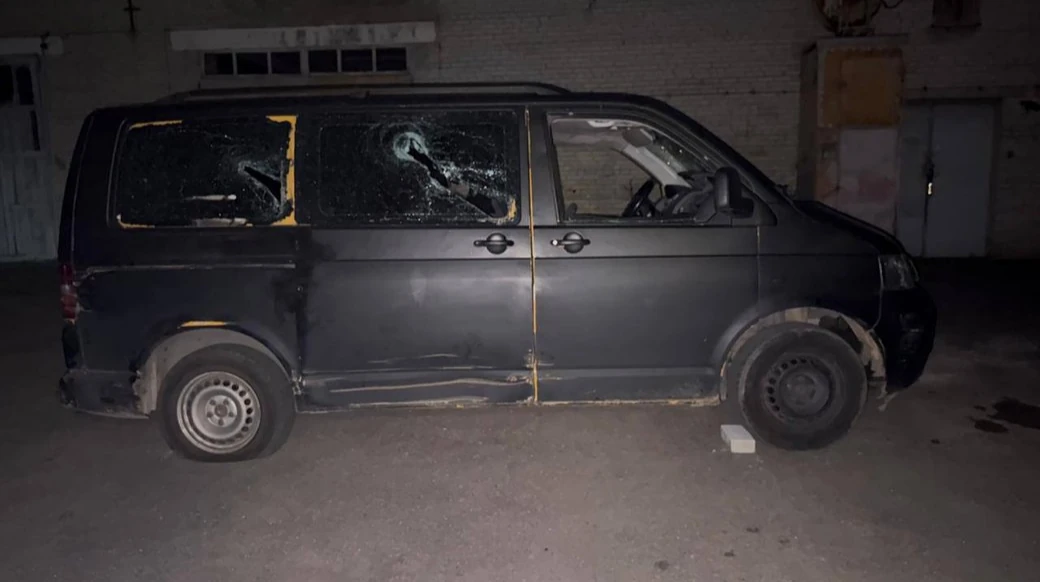 Пошкоджений службовий автомобіль ТЦК після нападу натовпу в Луцьку