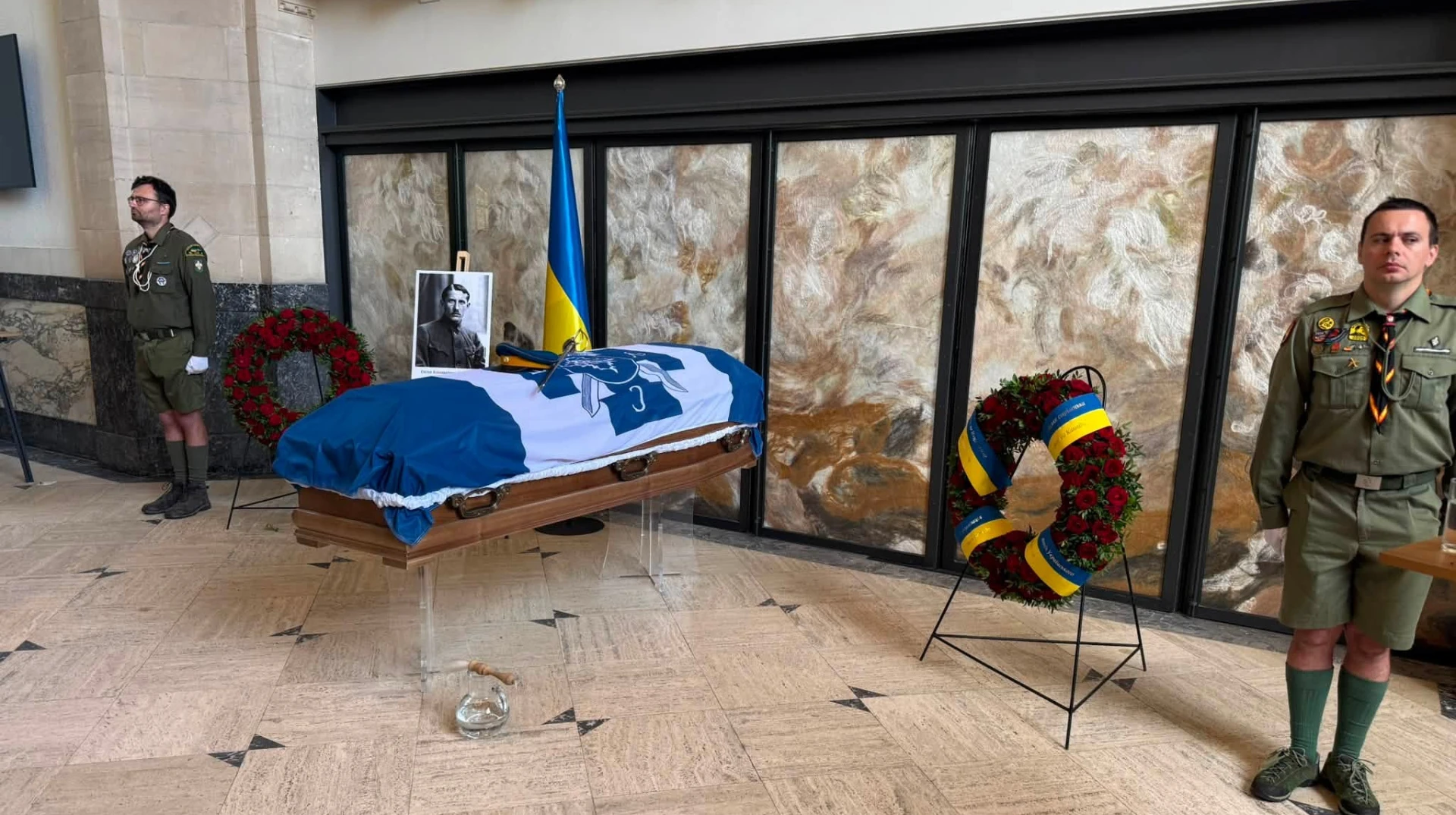 Ірина Верещук під час коментаря в Роттердамі про плани досліджень останків Євгена Коновальця
