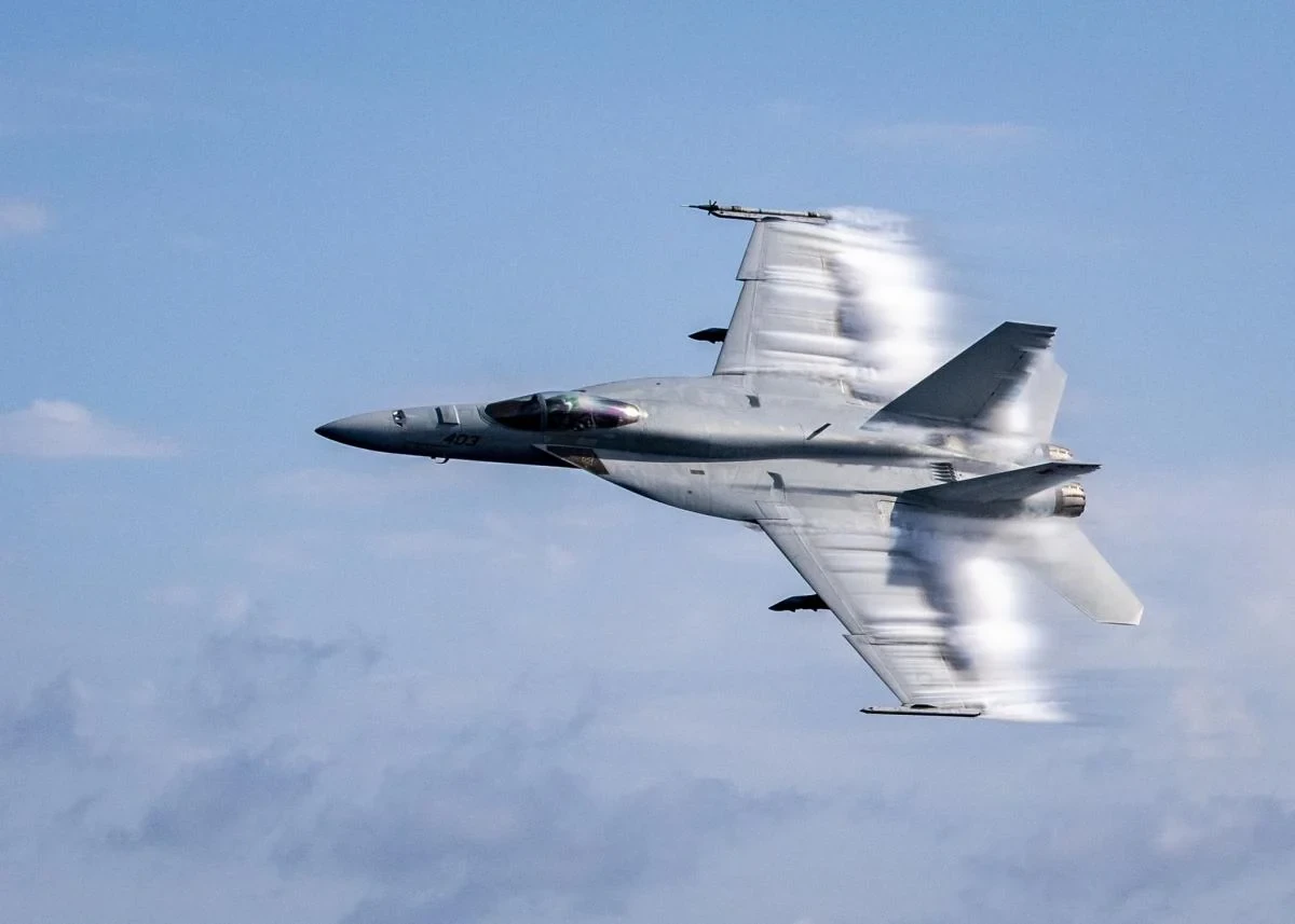 Винищувач F-18 Повітряно-космічних сил Іспанії під час нічного патрулювання
