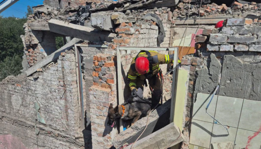 Рятувальники на місці влучання ракети у житловий будинок на вул. Патона у Львові
