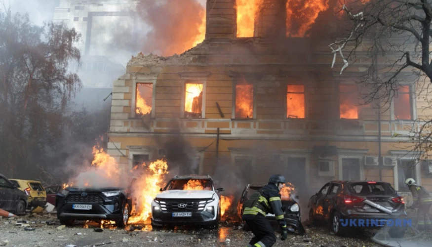 Пожежа на даху та верхньому поверсі будівлі Національної академії наук України після удару дрона