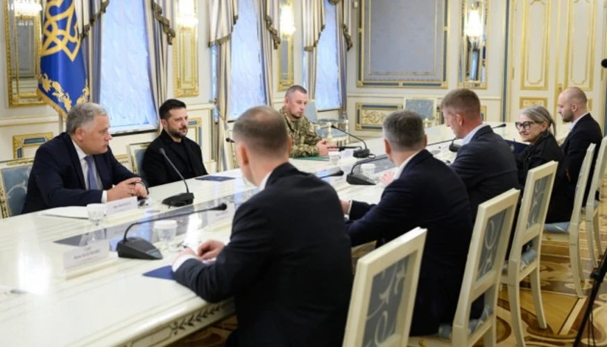 Президент Володимир Зеленський і міністр оборони Естонії Мартін Херем під час зустрічі